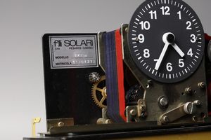 CHIGGIO ENNIO (n. 1938) : Orologio marcatempo Ekton per Solari Udine  - Asta Asta 370 | DESIGN E ARTI DECORATIVE DEL NOVECENTO Virtuale - Associazione Nazionale - Case d'Asta italiane