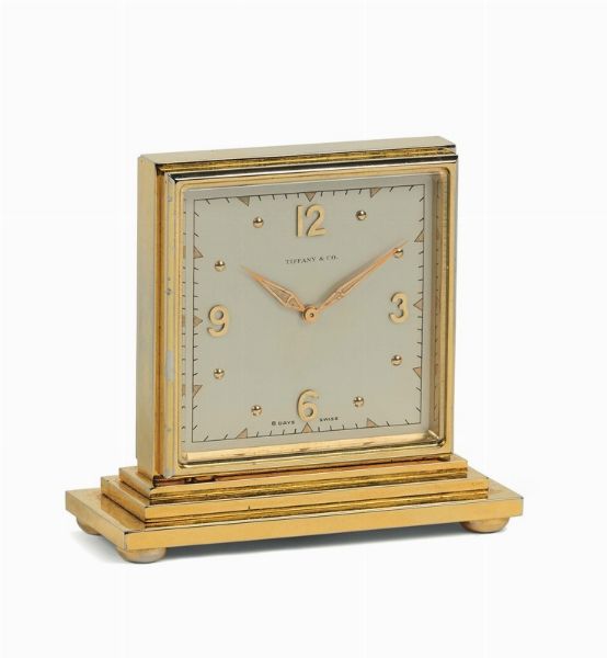 Tiffany&Co. : Tiffany&Co.,Double Dial, piccolo orologio da scrivania, in ottone dorato con doppio quadrante. Realizzato nel 1960 circa  - Asta Orologi da Polso e da Tasca - Associazione Nazionale - Case d'Asta italiane