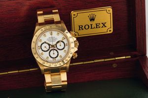 ROLEX : ROLEX, Oyster Perpetual, Superlative Chronometer Officially Certified, Cosmograph, Daytona, cassa No. E956219. Ref. 16528. INVERTED 6. Orologio da polso, automatico, impermeabile, in oro giallo 18K e brillanti con cronografo e bracciale Rolex Oyster con chiusura deployante. Accompagnato dalla scatola Rolex. Realizzato nel 1990  - Asta Orologi da Polso e da Tasca - Associazione Nazionale - Case d'Asta italiane