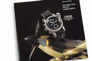 ORIS - ORIS, Flight Timer, R4118, Limited Edition, No. 0836/4118, orologio da polso, impermeabile, automatico, cronografo in acciaio con secondo fuso orario e datario. Accompagnato dalla scatola originale, modellino di aereo Hurricane, libro, Garanzia