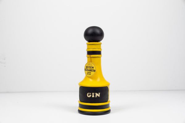Queen Elisabeth, London Dry Gin  - Asta Summer Wine | Cambi Time - Associazione Nazionale - Case d'Asta italiane