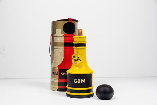 Queen Elisabeth, London Dry Gin  - Asta Summer Wine | Cambi Time - Associazione Nazionale - Case d'Asta italiane
