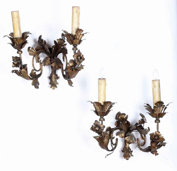 Coppia di appliques a due luci in metallo dorato. XIX secolo  - Asta Antiquariato Luglio | Cambi Time - Associazione Nazionale - Case d'Asta italiane