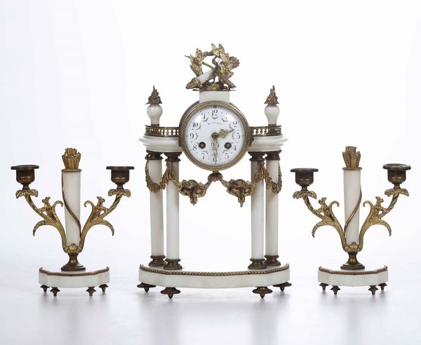 Trittico da camino composto da pendola e coppa di candelabri.  - Asta Antiquariato Luglio | Cambi Time - Associazione Nazionale - Case d'Asta italiane