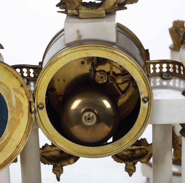 Trittico da camino composto da pendola e coppa di candelabri.  - Asta Antiquariato Luglio | Cambi Time - Associazione Nazionale - Case d'Asta italiane