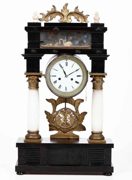 Pendola da tavolo a tempietto in legno ebanizzato. XX Secolo  - Asta Antiquariato Luglio | Cambi Time - Associazione Nazionale - Case d'Asta italiane