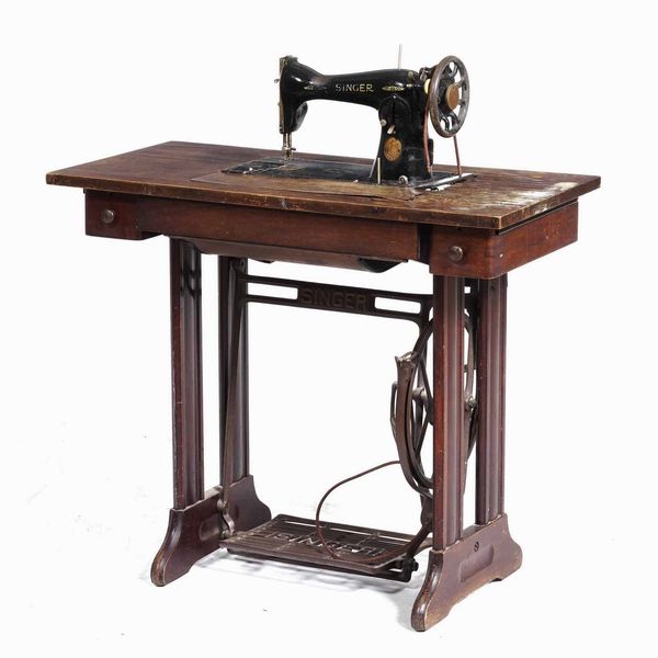 Macchina per cucire Singer completa di tavolo con sostegni in ghisa XX secolo  - Asta Antiquariato Luglio | Cambi Time - Associazione Nazionale - Case d'Asta italiane