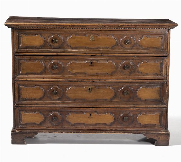 Cassettone a formelle in noce, quattro cassetti sul fronte, fascia dentellata. XVII secolo (?)  - Asta Antiquariato Luglio | Cambi Time - Associazione Nazionale - Case d'Asta italiane