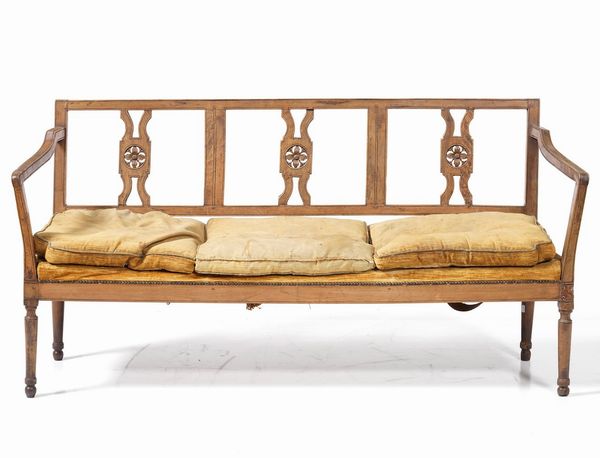 Lotto di un divano e due poltrone diverse in legno intagliato, XIX-XX secolo  - Asta Antiquariato Luglio | Cambi Time - Associazione Nazionale - Case d'Asta italiane