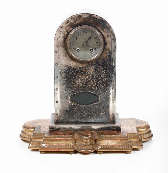 Pendola in metallo argentato, XX secolo  - Asta Antiquariato Luglio | Cambi Time - Associazione Nazionale - Case d'Asta italiane