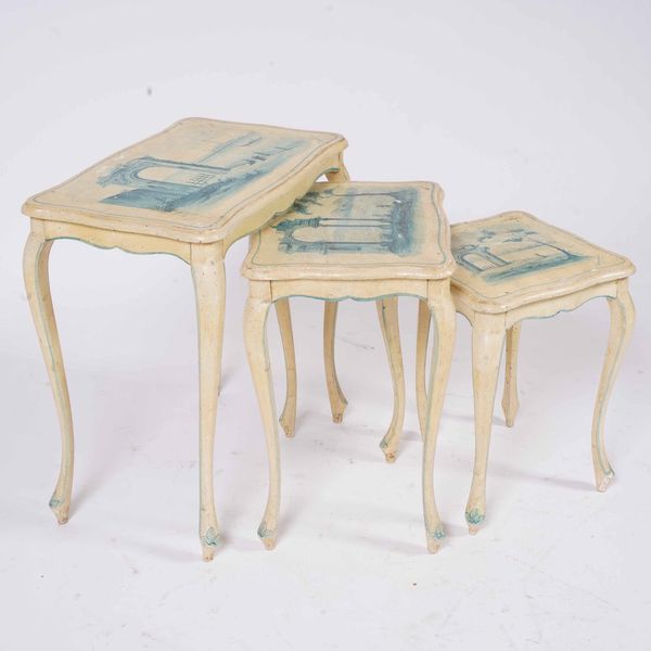 Lotto di tavolini a nido dipinti in monocromia  - Asta Antiquariato Luglio | Cambi Time - Associazione Nazionale - Case d'Asta italiane