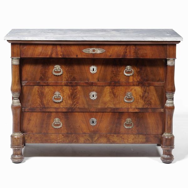 Cassettone Impero a quattro cassetti. XIX secolo  - Asta Antiquariato Luglio | Cambi Time - Associazione Nazionale - Case d'Asta italiane