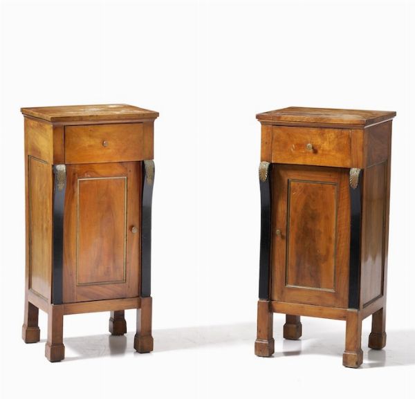 Com e coppia di comodini Impero in legno lastronato. XIX secolo  - Asta Antiquariato Luglio | Cambi Time - Associazione Nazionale - Case d'Asta italiane