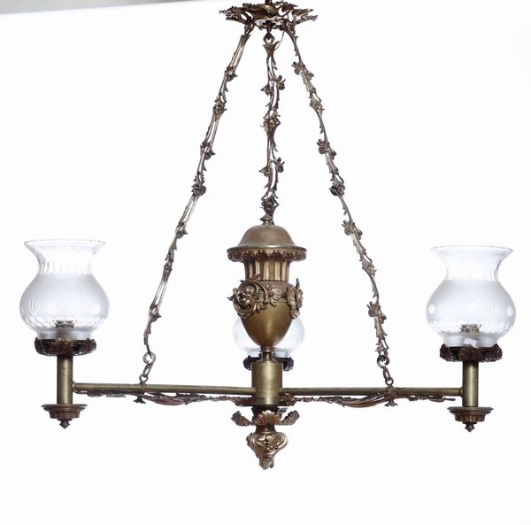Lampadario in bronzo lavorato a tre luci  - Asta Antiquariato Luglio | Cambi Time - Associazione Nazionale - Case d'Asta italiane