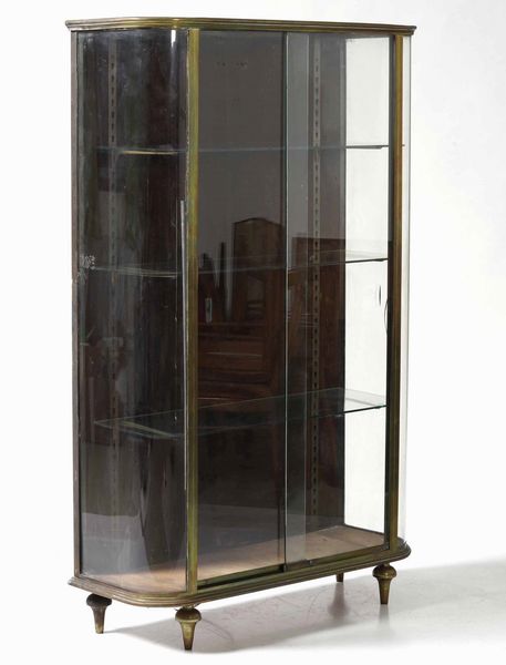 Vetrina con struttura stondata in ottone  - Asta Antiquariato Luglio | Cambi Time - Associazione Nazionale - Case d'Asta italiane