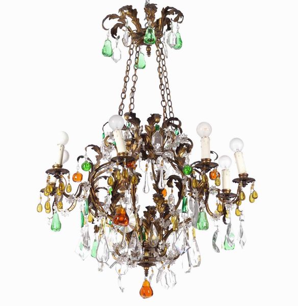 Lampadario a otto bracci con pendenti in vetro incolore e policromo. XX secolo  - Asta Antiquariato Luglio | Cambi Time - Associazione Nazionale - Case d'Asta italiane
