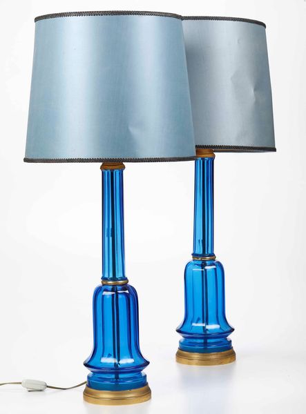Coppia di lampade in vetro blu. XX secolo  - Asta Antiquariato Luglio | Cambi Time - Associazione Nazionale - Case d'Asta italiane