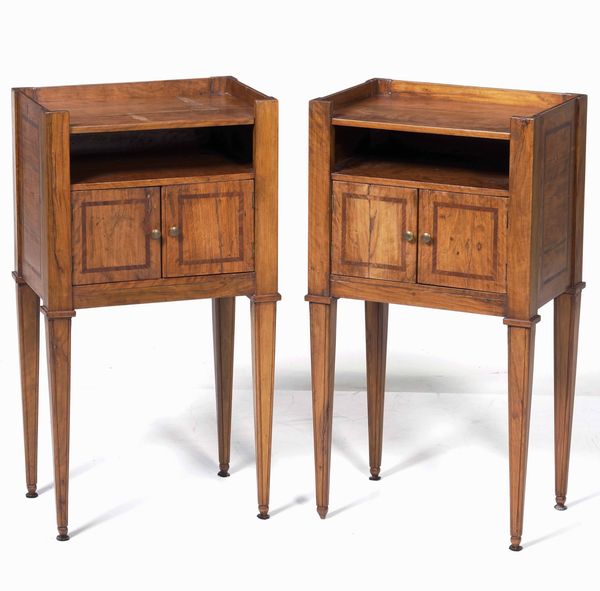 Coppia di comodini in legno a due ante. XIX secolo  - Asta Antiquariato Luglio | Cambi Time - Associazione Nazionale - Case d'Asta italiane