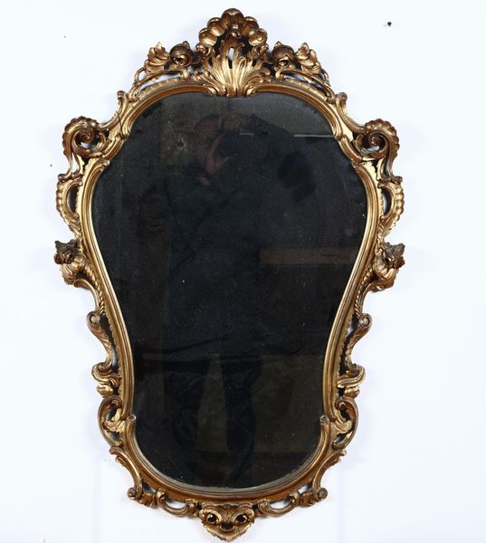 Specchiera in legno intagliato e dorato, XX secolo  - Asta Antiquariato Luglio | Cambi Time - Associazione Nazionale - Case d'Asta italiane