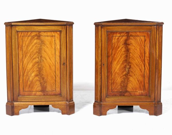 Coppia di angoliere in mogano e altri legni. Inghilterra, XIX secolo  - Asta Antiquariato Luglio | Cambi Time - Associazione Nazionale - Case d'Asta italiane