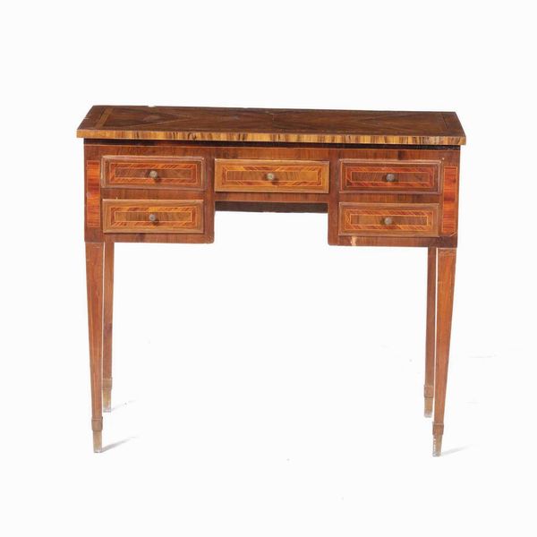 Piccola scrivania a cinque cassetti in legno lastronato e filettato. XVIII-XIX secolo  - Asta Antiquariato Luglio | Cambi Time - Associazione Nazionale - Case d'Asta italiane