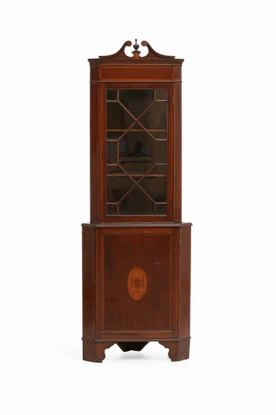 Angoliera a due corpi in mogano, parte sottostante con anta intarsiata in altri legni. Inghilterra, XIX secolo  - Asta Antiquariato Luglio | Cambi Time - Associazione Nazionale - Case d'Asta italiane