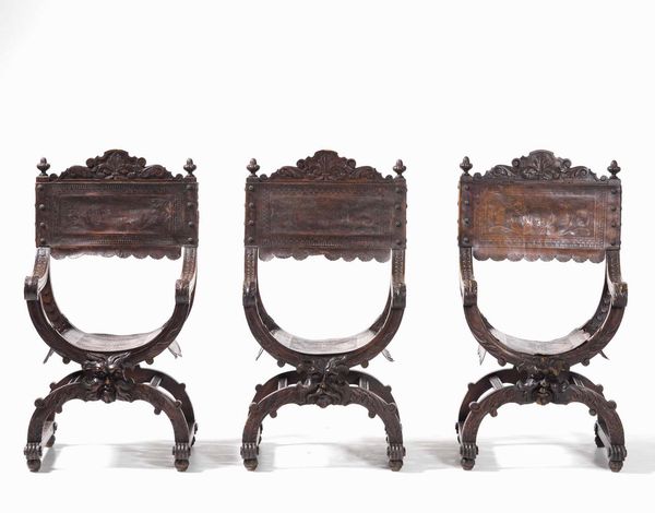 Gruppo di sei sedie tipo Savonarola in legno intagliato e cuoio inciso  - Asta Antiquariato Luglio | Cambi Time - Associazione Nazionale - Case d'Asta italiane