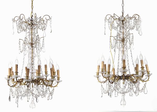 Coppia di lampadari a dodici luci in metallo dorato e pendenti in cristalli. XIX-XX secolo  - Asta Antiquariato Luglio | Cambi Time - Associazione Nazionale - Case d'Asta italiane