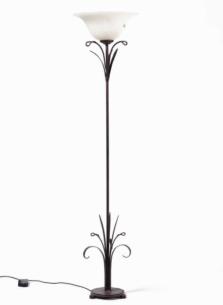 Lampada da terra in ferro battuto e paralume in vetro, XX secolo  - Asta Antiquariato Luglio | Cambi Time - Associazione Nazionale - Case d'Asta italiane
