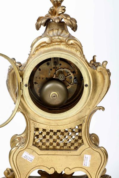 Pendola da tavolo in bronzo dorato. Francia XIX secolo  - Asta Antiquariato Luglio | Cambi Time - Associazione Nazionale - Case d'Asta italiane