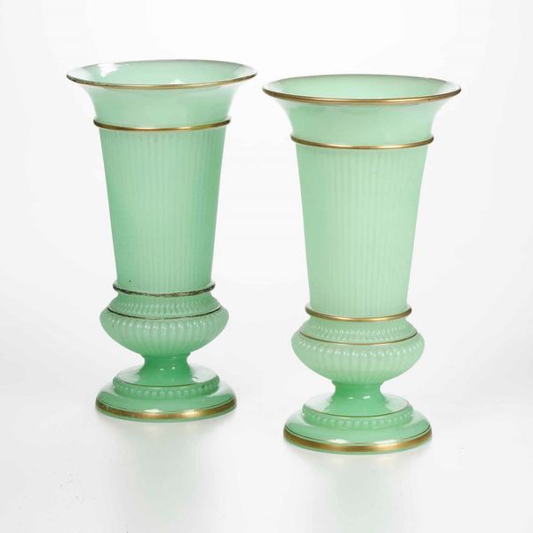 Coppia di vasi in vetro opalino verde. Francia XIX-XX secolo  - Asta Antiquariato Luglio | Cambi Time - Associazione Nazionale - Case d'Asta italiane
