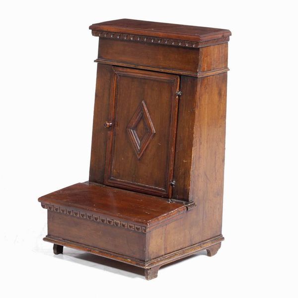 Inginocchiatoio in noce con anta centrata da losanga. Piemonte, Secolo XVIII  - Asta Antiquariato Luglio | Cambi Time - Associazione Nazionale - Case d'Asta italiane