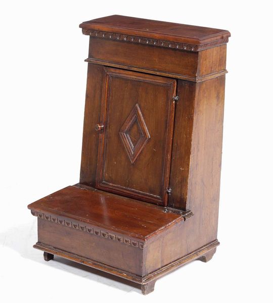 Inginocchiatoio in noce con anta centrata da losanga. Piemonte, Secolo XVIII  - Asta Antiquariato Luglio | Cambi Time - Associazione Nazionale - Case d'Asta italiane