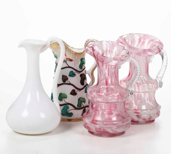 Lotto di quattro brocche diverse in vetro lattimo e colorato.  - Asta Antiquariato Luglio | Cambi Time - Associazione Nazionale - Case d'Asta italiane