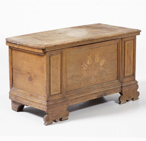 Piccola cassapanca intarsiata e filettata, fascia dentellata, XX secolo  - Asta Antiquariato Luglio | Cambi Time - Associazione Nazionale - Case d'Asta italiane