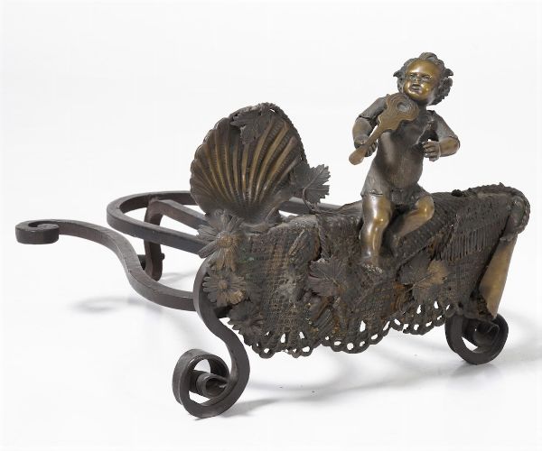 Alare da camino (?) in bronzo decorato con putto musicante e valva di conchiglia  - Asta Antiquariato Luglio | Cambi Time - Associazione Nazionale - Case d'Asta italiane