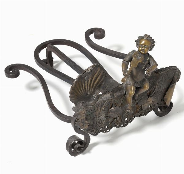 Alare da camino (?) in bronzo decorato con putto musicante e valva di conchiglia  - Asta Antiquariato Luglio | Cambi Time - Associazione Nazionale - Case d'Asta italiane