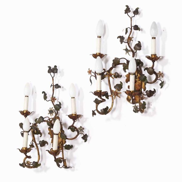Coppia di appliques a quattro luci in ferro decorate a motivi fogliati  - Asta Antiquariato Luglio | Cambi Time - Associazione Nazionale - Case d'Asta italiane