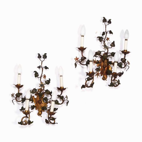Coppia di appliques a quattro luci in ferro decorate a motivi fogliati  - Asta Antiquariato Luglio | Cambi Time - Associazione Nazionale - Case d'Asta italiane