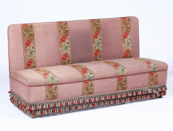 Lotto composto da un divano a due posti secolo XX e una base in legno in forma di mezza colonne  - Asta Antiquariato Luglio | Cambi Time - Associazione Nazionale - Case d'Asta italiane