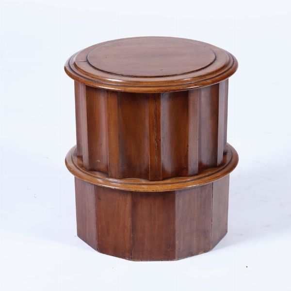 Lotto composto da un divano a due posti secolo XX e una base in legno in forma di mezza colonne  - Asta Antiquariato Luglio | Cambi Time - Associazione Nazionale - Case d'Asta italiane