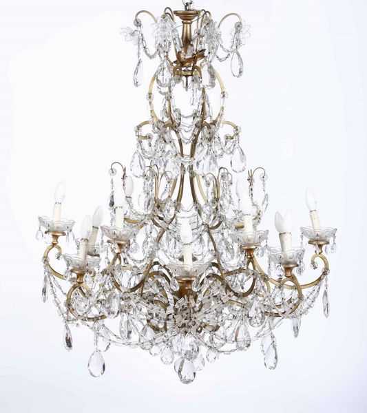 Lampadario a 12 luci in metallo dorato e cristalli. XIX-XX secolo  - Asta Antiquariato Luglio | Cambi Time - Associazione Nazionale - Case d'Asta italiane