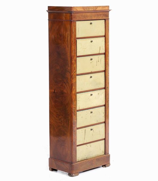 Cartonnier in mogano con otto cassetti rivestiti in cuoio verde. Francia, XIX secolo  - Asta Antiquariato Luglio | Cambi Time - Associazione Nazionale - Case d'Asta italiane
