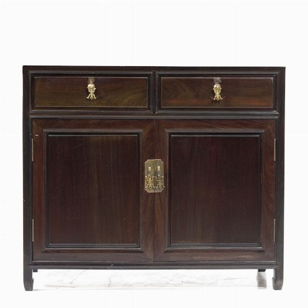 Credenza a due ante, Cina XX secolo  - Asta Antiquariato Luglio | Cambi Time - Associazione Nazionale - Case d'Asta italiane