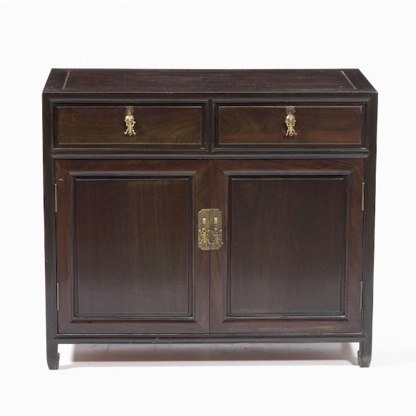 Credenza a due ante, Cina XX secolo  - Asta Antiquariato Luglio | Cambi Time - Associazione Nazionale - Case d'Asta italiane