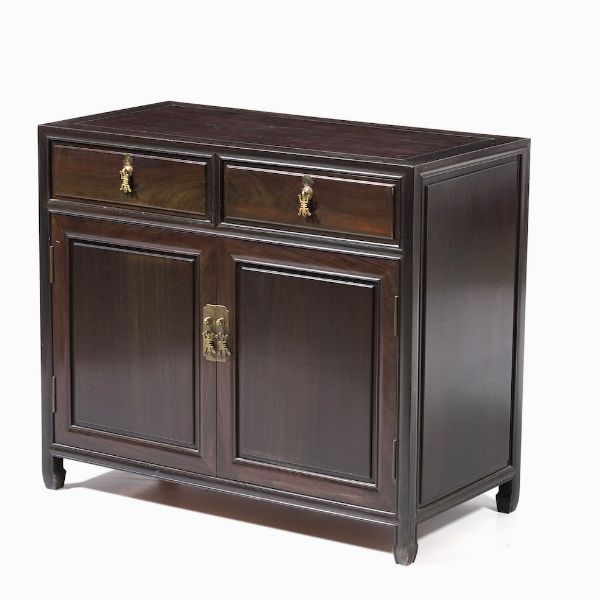 Credenza a due ante, Cina XX secolo  - Asta Antiquariato Luglio | Cambi Time - Associazione Nazionale - Case d'Asta italiane