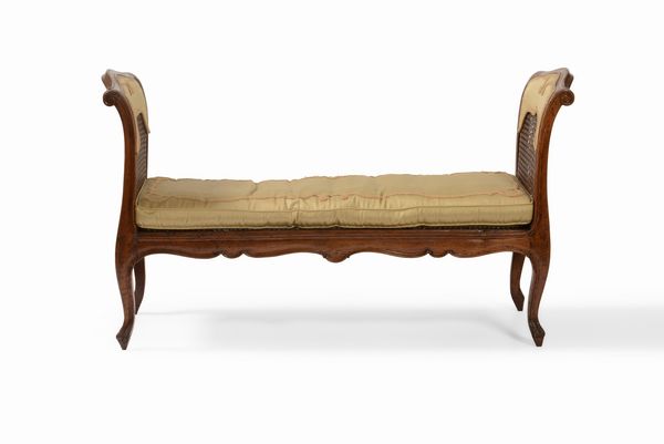 Panchetto in noce intagliato, XVIII-XIX secolo  - Asta Antiquariato Luglio | Cambi Time - Associazione Nazionale - Case d'Asta italiane