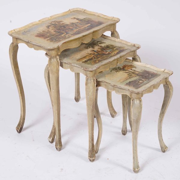Lotto di tavolini a nido dipinti con scene galanti  - Asta Antiquariato Luglio | Cambi Time - Associazione Nazionale - Case d'Asta italiane