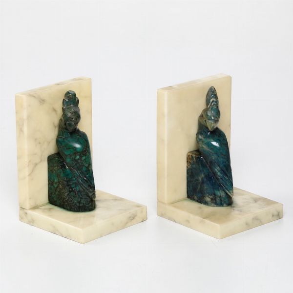 Coppia di fermalibri in marmo e pietra dura. XX secolo  - Asta Antiquariato Luglio | Cambi Time - Associazione Nazionale - Case d'Asta italiane