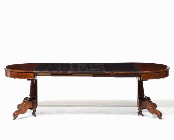 Tavolo con piano circolare in legno intagliato e lastronato. XIX secolo  - Asta Antiquariato Luglio | Cambi Time - Associazione Nazionale - Case d'Asta italiane